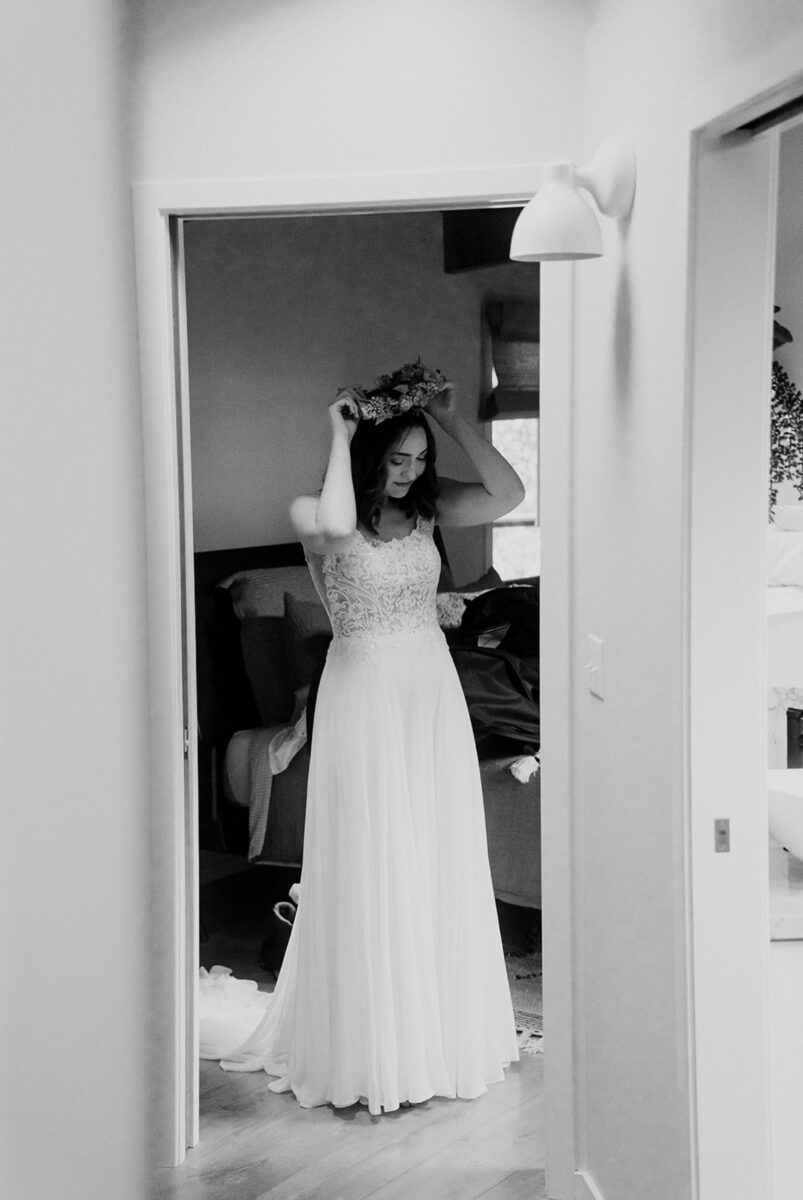 Protect your elopement outfit from wrinkles, stains, and stress. Dive into this post for smart elopement outfit packing tips for travel and staying photo-ready all day.